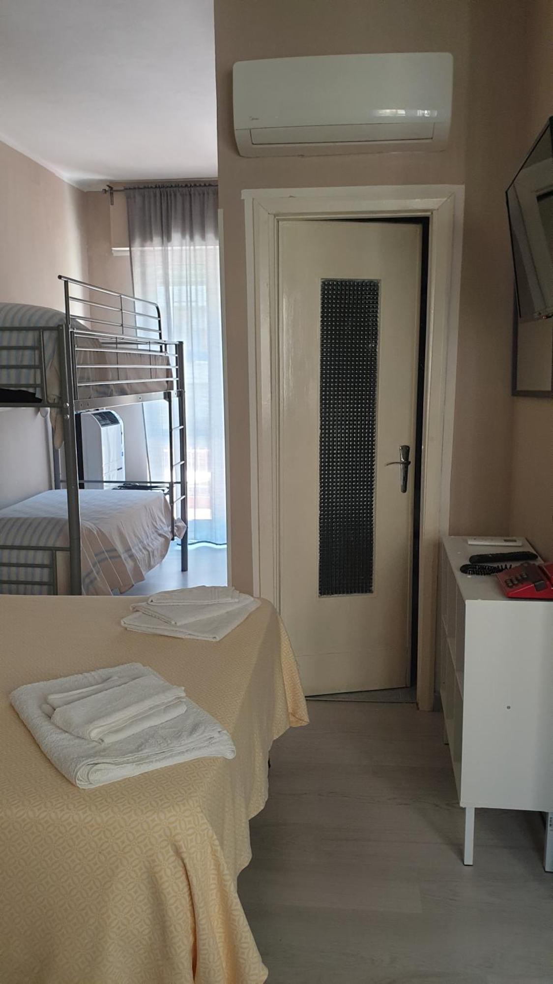 Piccolo Hotel Holiday Center ฟีนาเลลีกูเร ภายนอก รูปภาพ